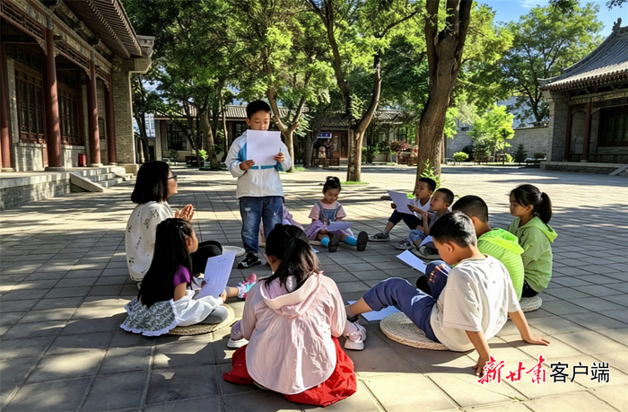 组织孩子们在户外开展朗诵活动。图片由山丹县图书馆提供