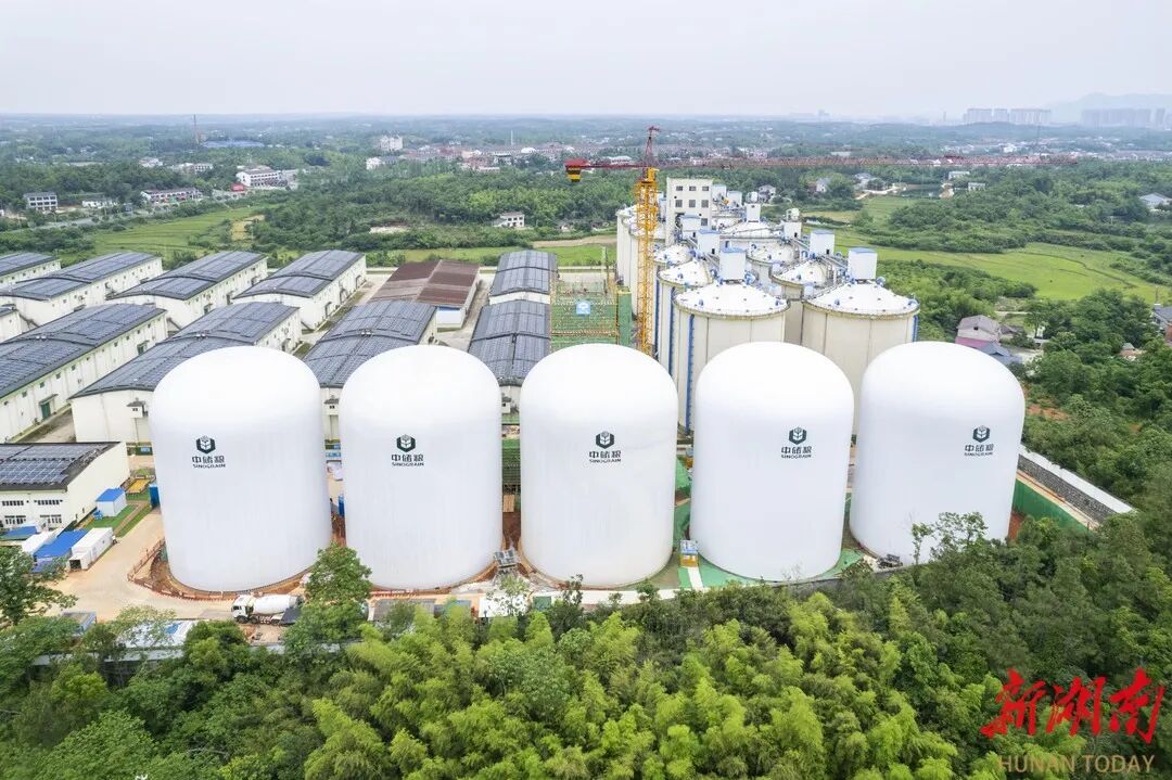 中储粮长沙直属库，充气成型的5座9000吨级气膜粮仓。