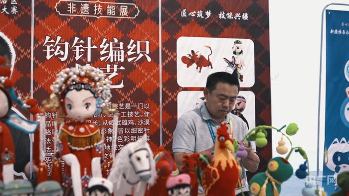 徐井飞带着自己的作品在非遗技能展 （央广网记者 姜茸 摄）