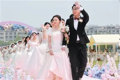 　　浙江省湖州市德清县，青年人才集体婚礼在地理信息小镇举行，23对新人步入现场。谢尚国摄（影像中国）