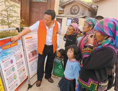 　　云南省丽江市，“中国好人”毛建忠（左一）开展民法典宣传教育，引导农村群众移风易俗。丽江市委宣传部供图