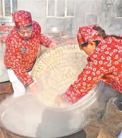 　　北京市顺义区张镇赵各庄村村民为老人煮饺子。村里邀请80岁以上老年人一起吃饺子，倡导孝老爱亲、移风易俗。资料图片