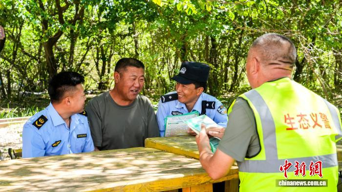 图为科右中旗公安局科尔沁国家级自然保护区森林公安派出所民辅警对游客进行宣传。　包旭 摄